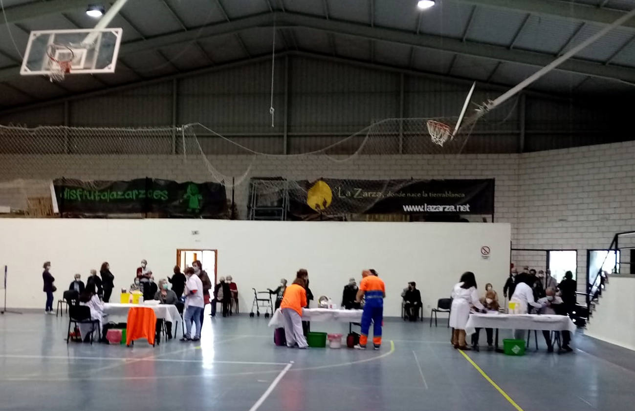 Se administran 322 dosis de vacuna Pfizer en el polideportivo municipal