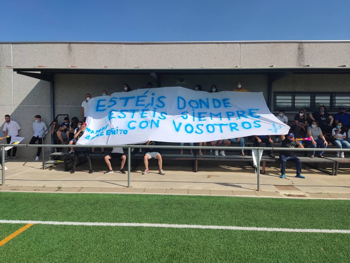 La aficicón, mostrando su apoyo a los jugadores