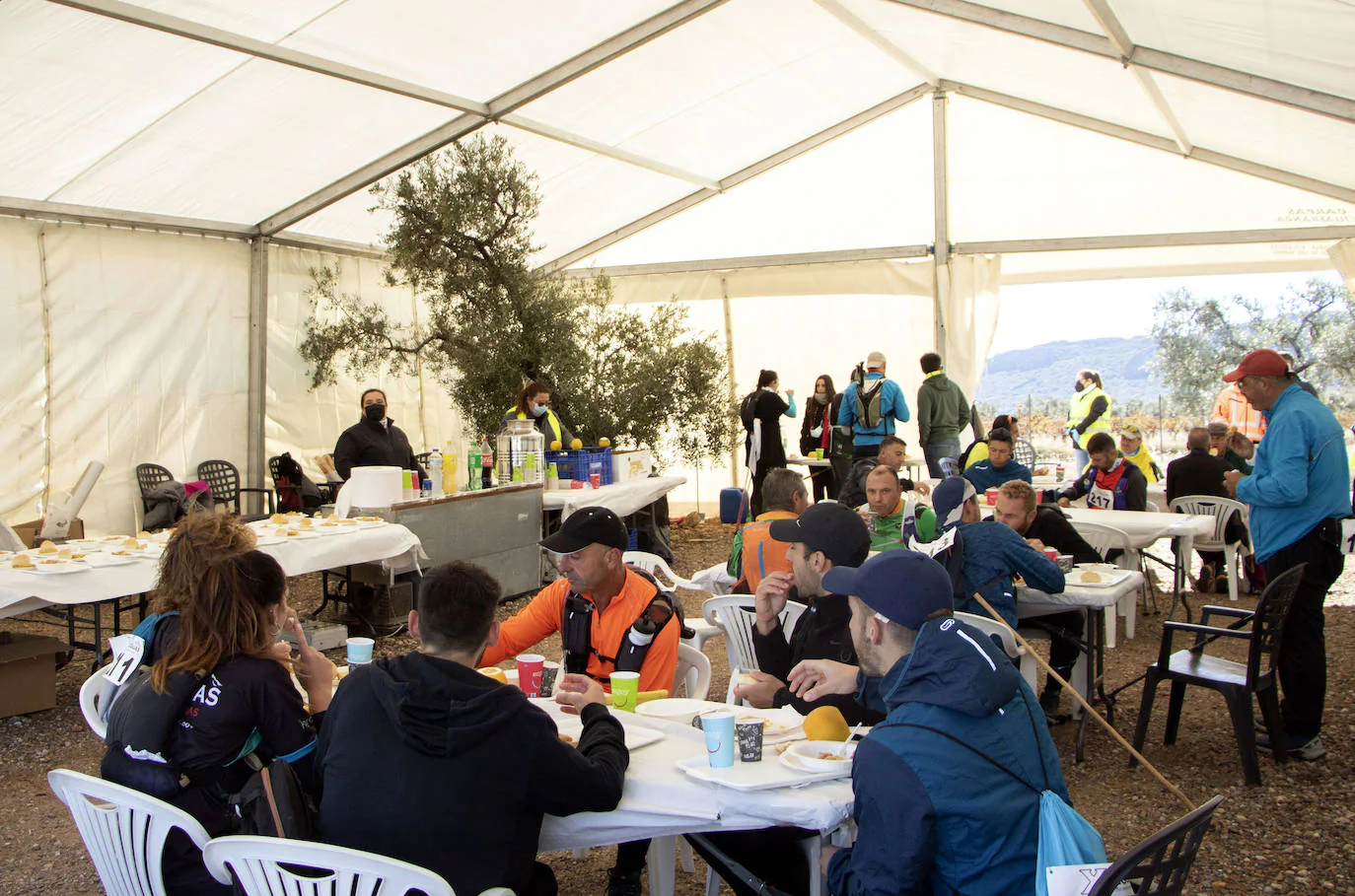 Comida en la carpa de avituallamiento