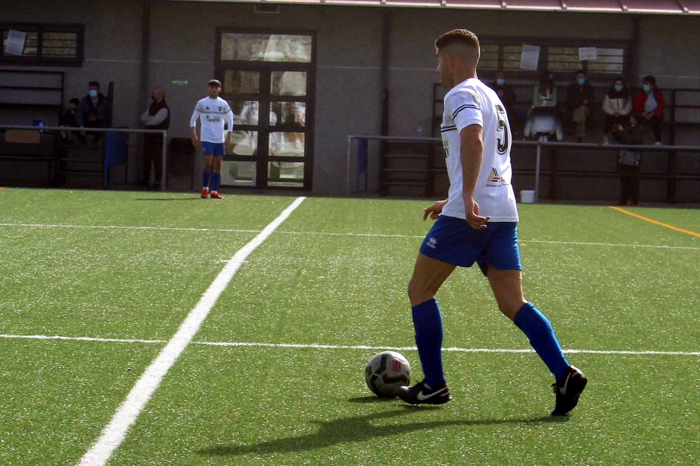 El centrocampista Álvaro conduce un balón