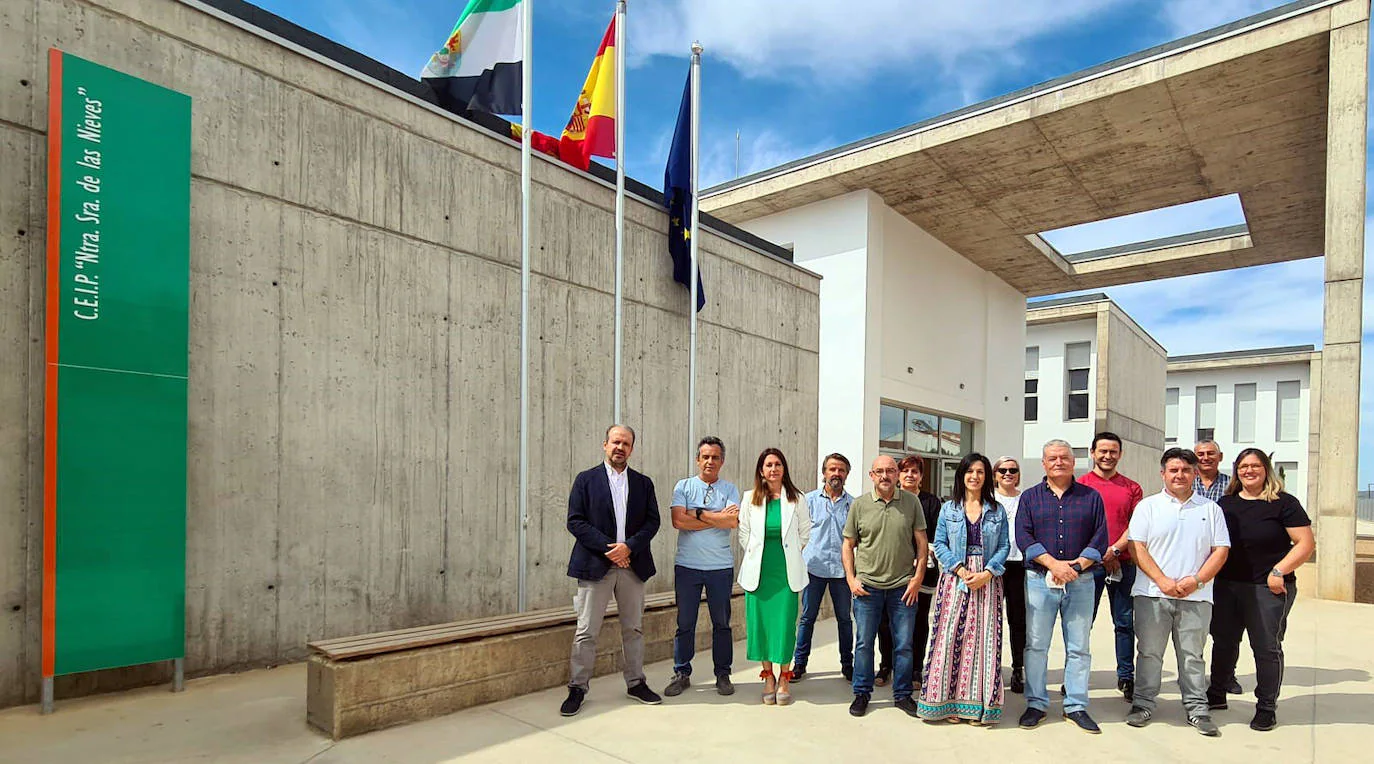 Asistentes a la visita, en la puerta del colegio