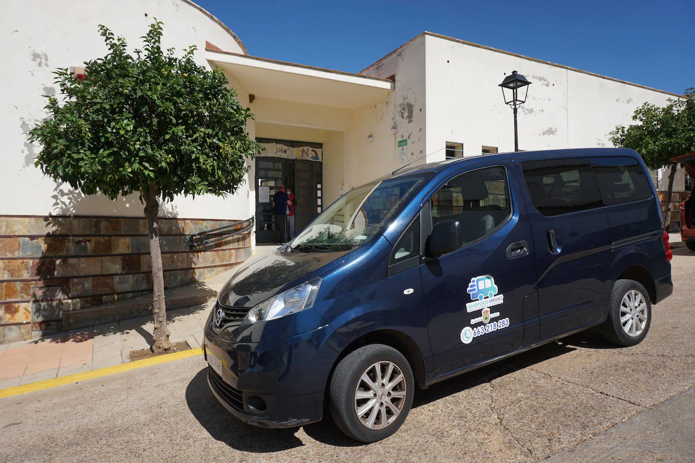 El vehículo, en la puerta de la Residencia de Mayores de La Zarza