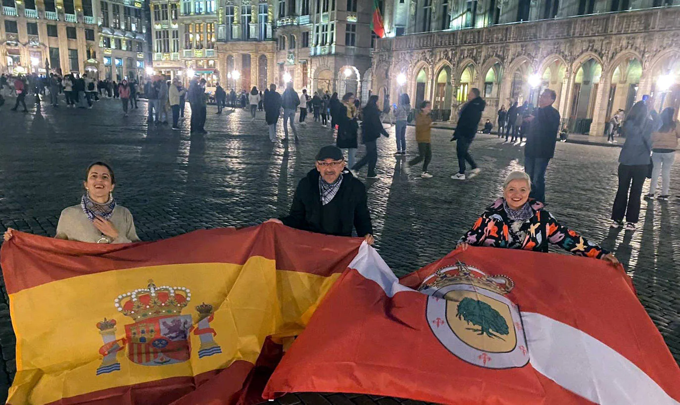 La delegación zarceña , en la plaza de Bruselas