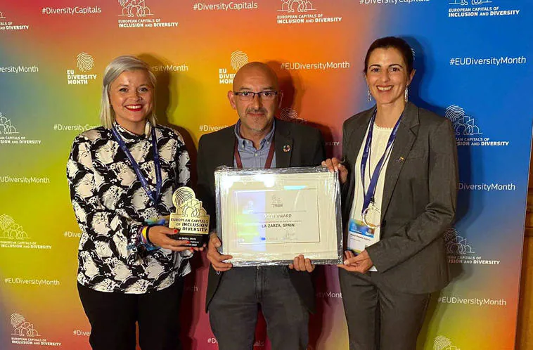 Sara Jiménez, el alcalde (Fco. Farrona) y Azahara Blasco posan con el premio conseguido