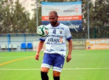 Trinidad, con la camiseta del Zarceño