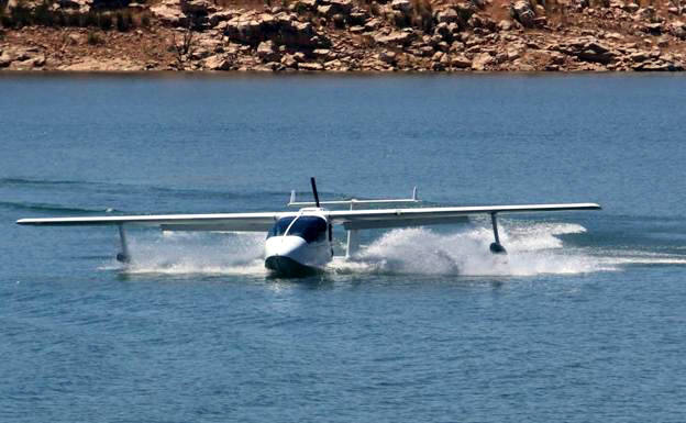 Primer amerizaje en el pantano de Alange en 2018