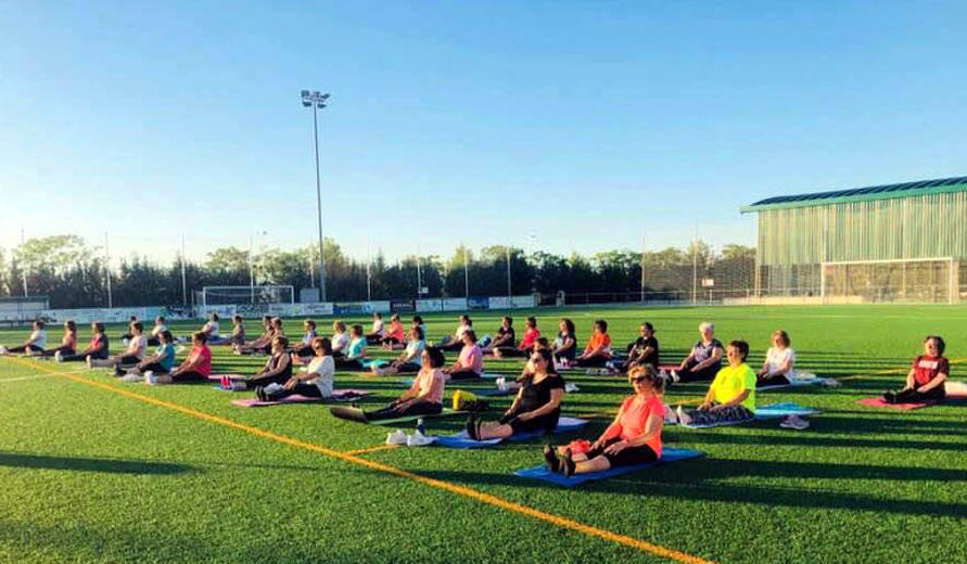 Sesión de pilates en el campo de fútbol