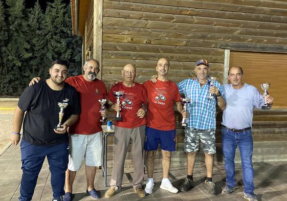 La pareja ganadora (centro) con los segundos y terceros clasificados