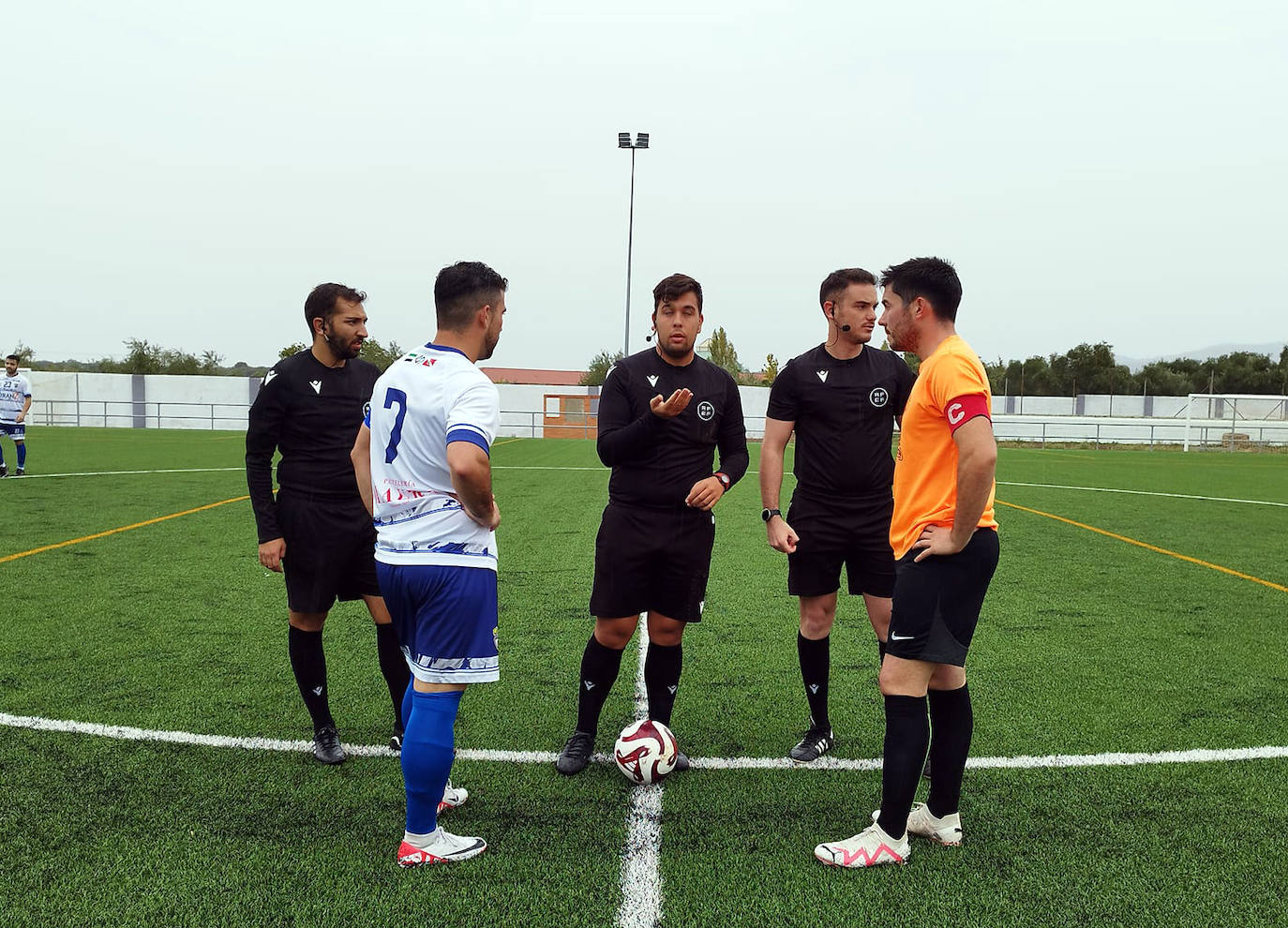 Sorteo de campo al inicio del partido