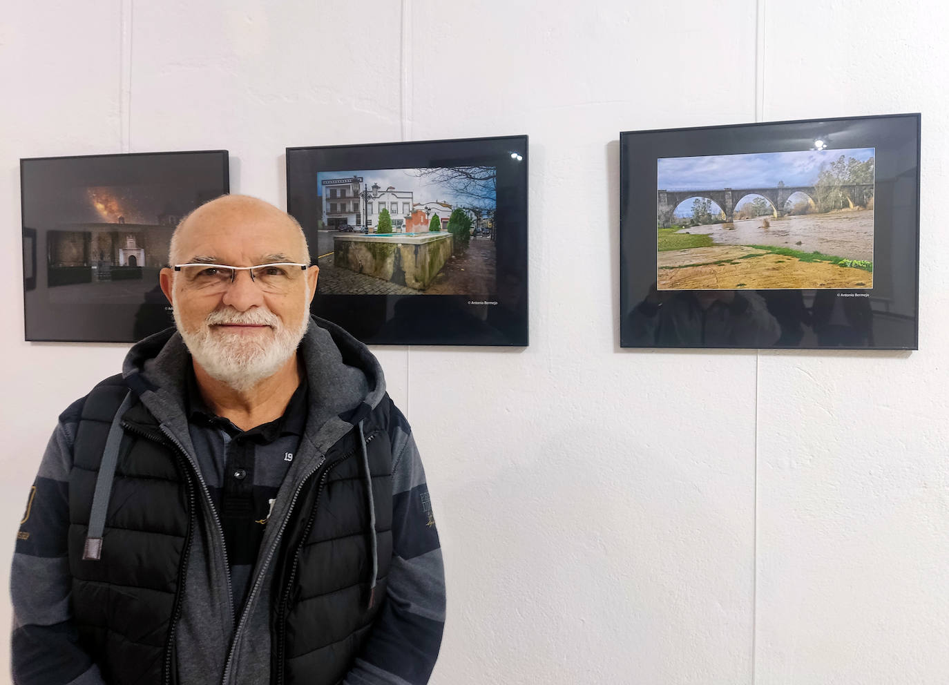 Antonio Bermejo, delante de algunas de su fotografías