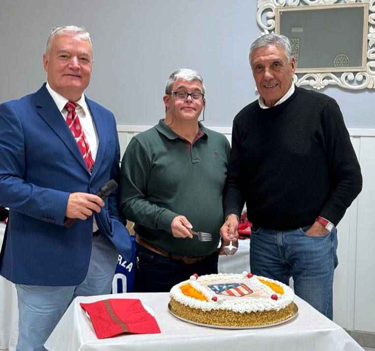 Pedro Espinosa, Francis y Heredia, en el momento de cortar la tarta