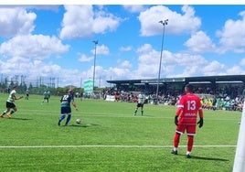 Trinidad saca un balón del área zarceña