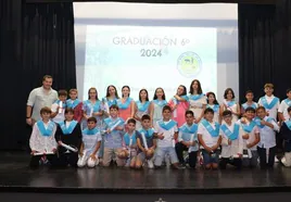 Foto de familia de los alumnos graduados con sus tutores