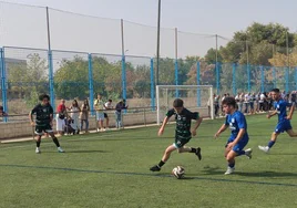 Gonzalo, autor del segundo gol, conduce un balón