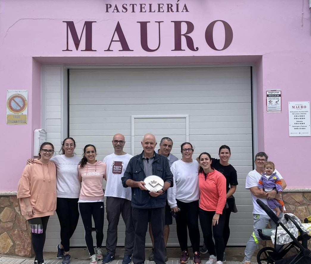 Foto de familia de los trabajadores de Pastelería Mauro