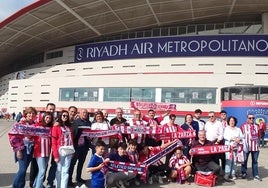 Peñistas de La Zarza, delante del estadio