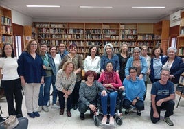 Integrantes del Club de Lectura, con la escritora