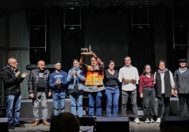 Integrantes de Protección Civil durante la recogida del premio