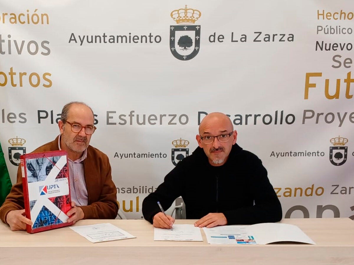 El representante de UPTA y el alcalde de La Zarza, durante la firma del acuerdo