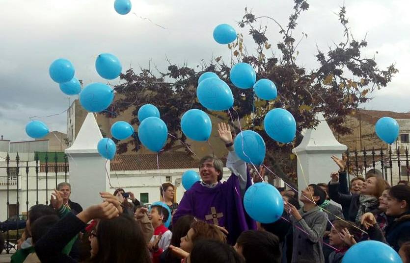 Suelta de globos en el atrio de la Ermita