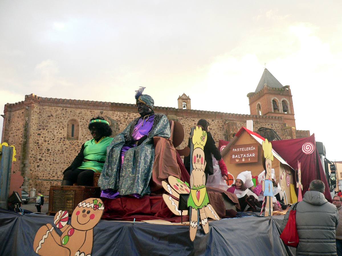 La carroza del rey Baltasar espera el comienzo del desfile