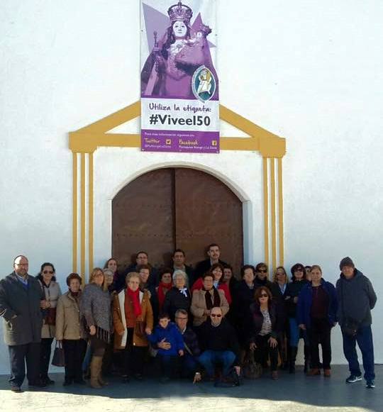 Grupo de peregrinos ante la puerta principal de la Ermita