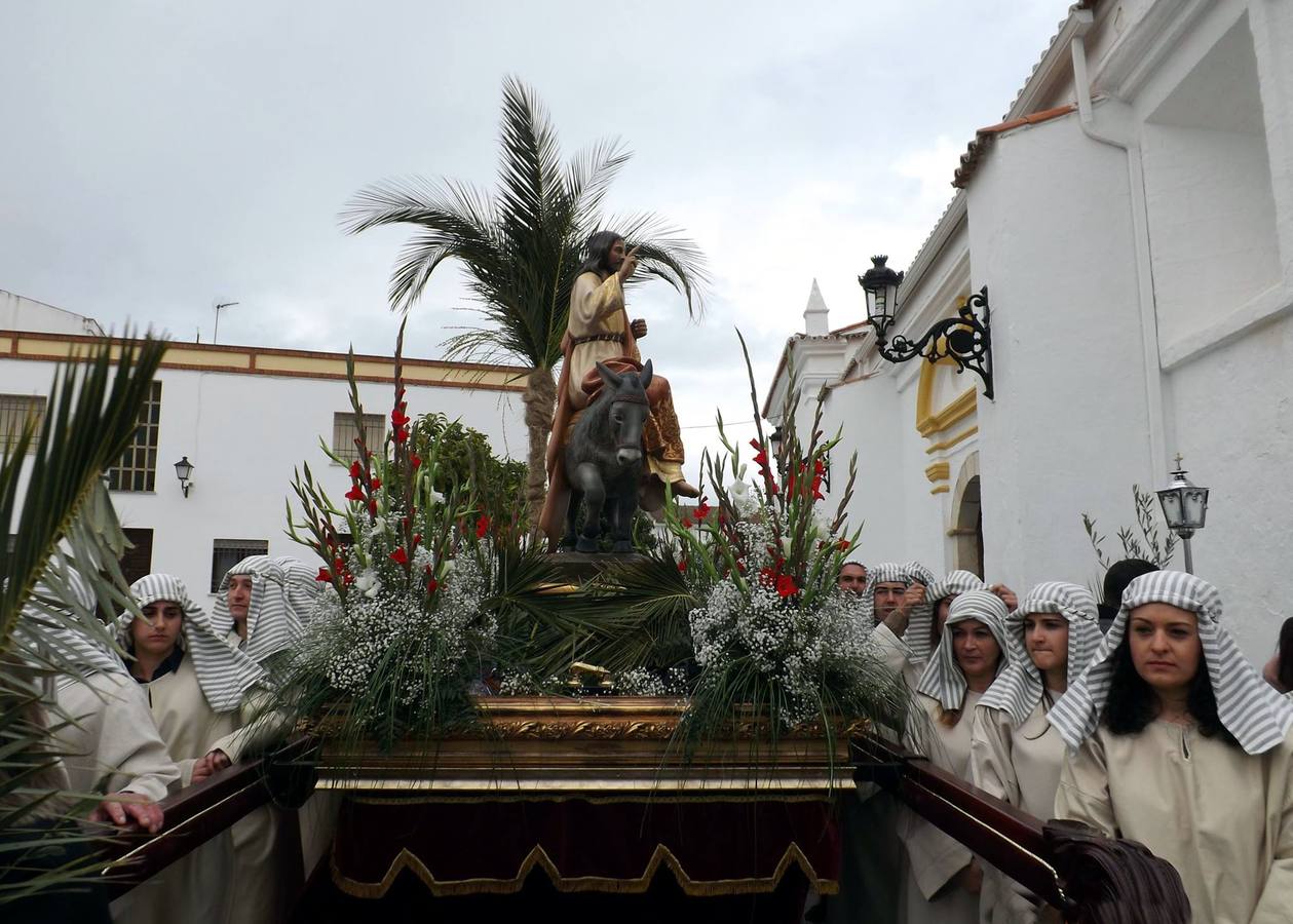 La procesión sale de la Ermita