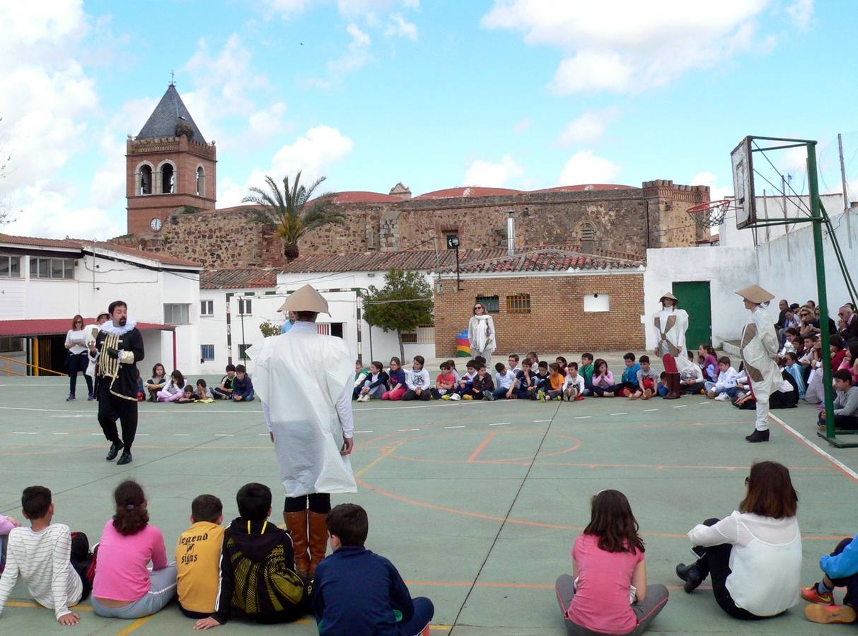 Escena de una representación en el patio del colegio