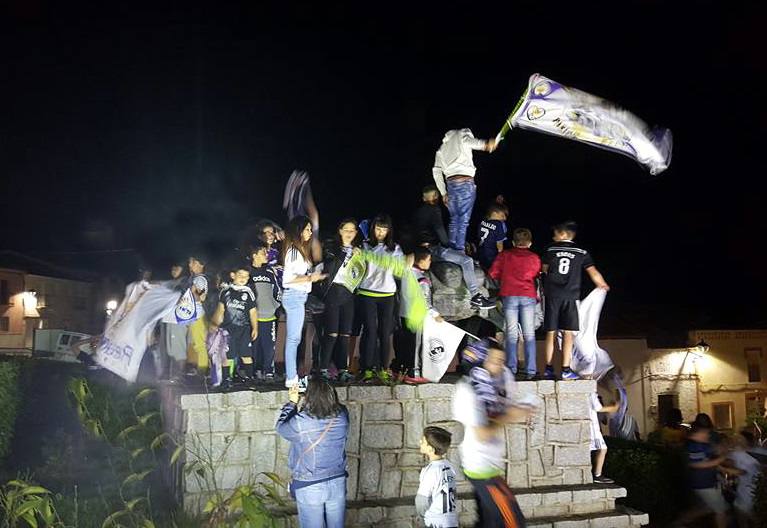 Aficionados madridistas festejando la victoriaJOAQUÍN BARRERO