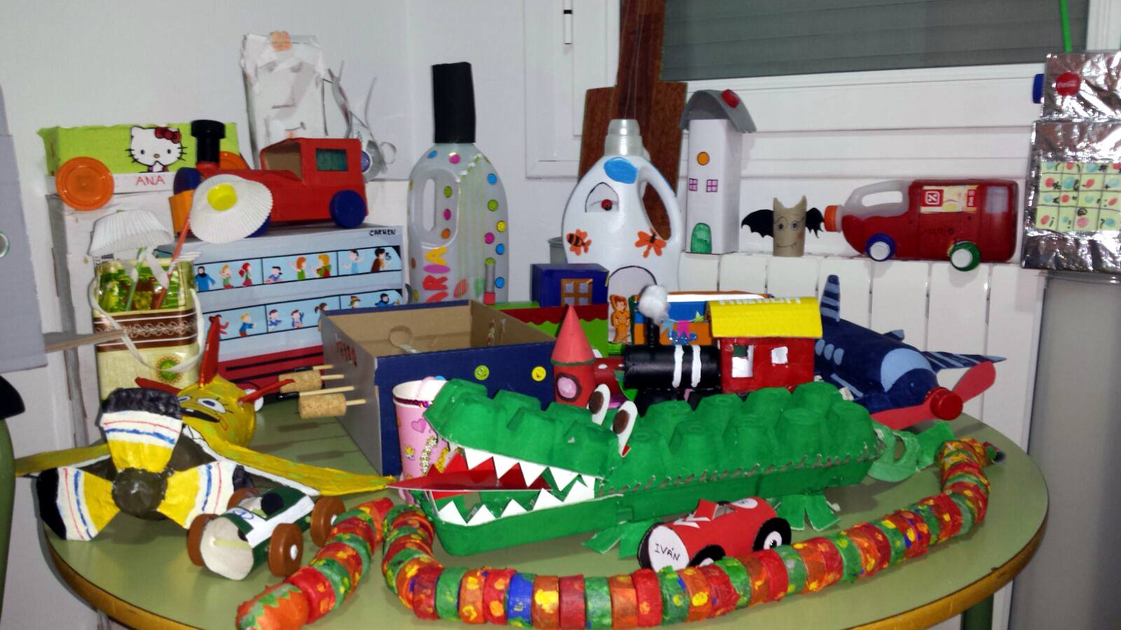 Juguetes realizados con material reciclado