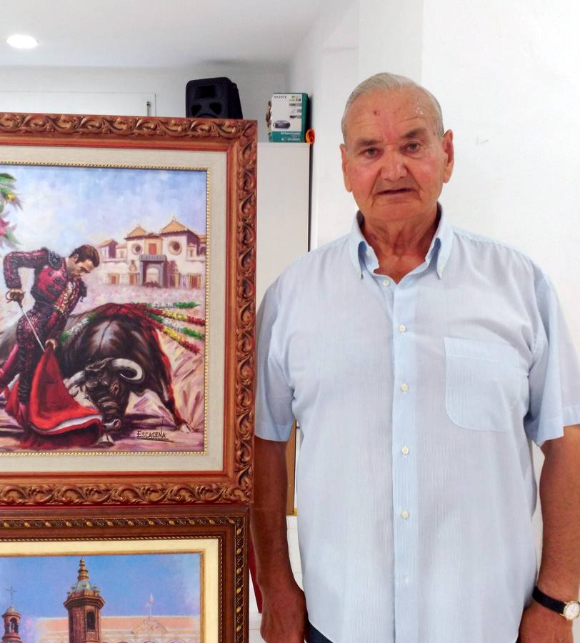 Antonio Lavado, junto a uno de los cuadros