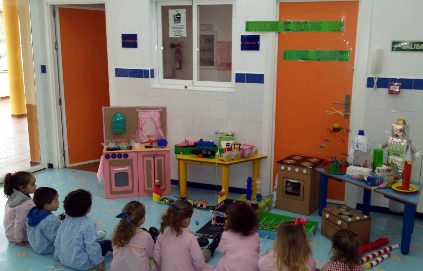 Un grupo de escolares delante de la exposición