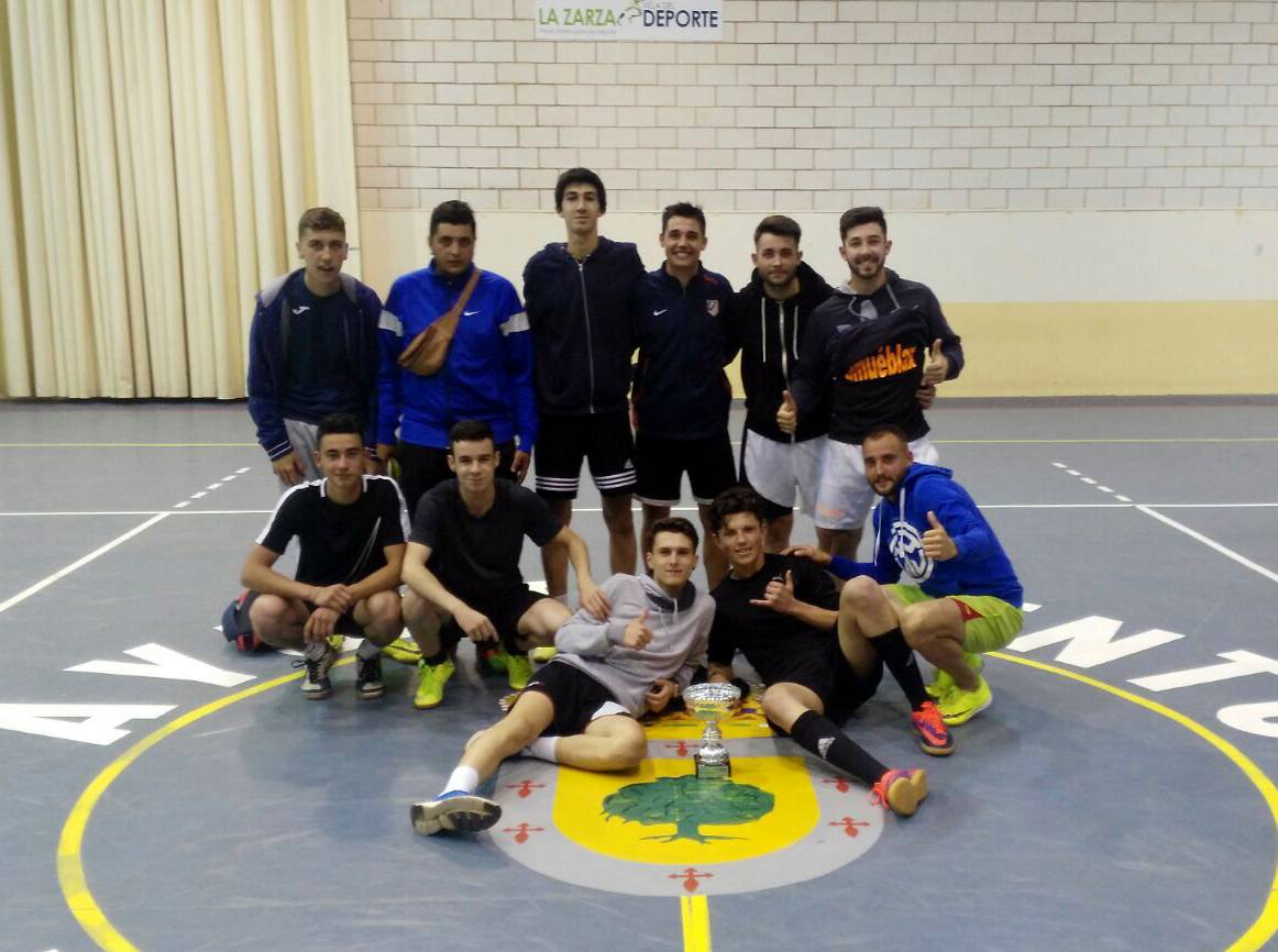 El equipo ganador posa con el trofeo conseguido