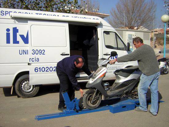 Inspección de un ciclomotor