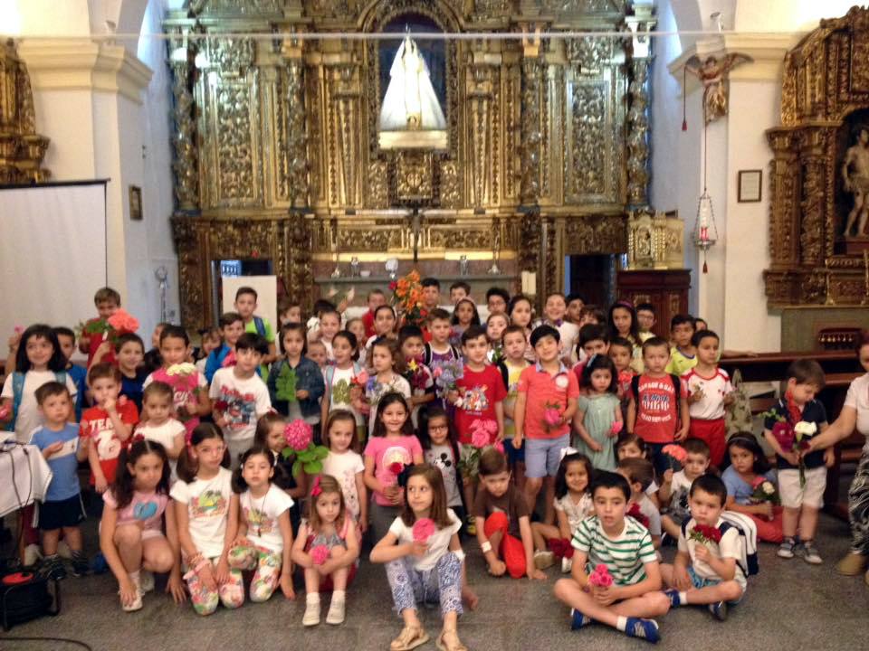 Escolares durante el Mes de María
