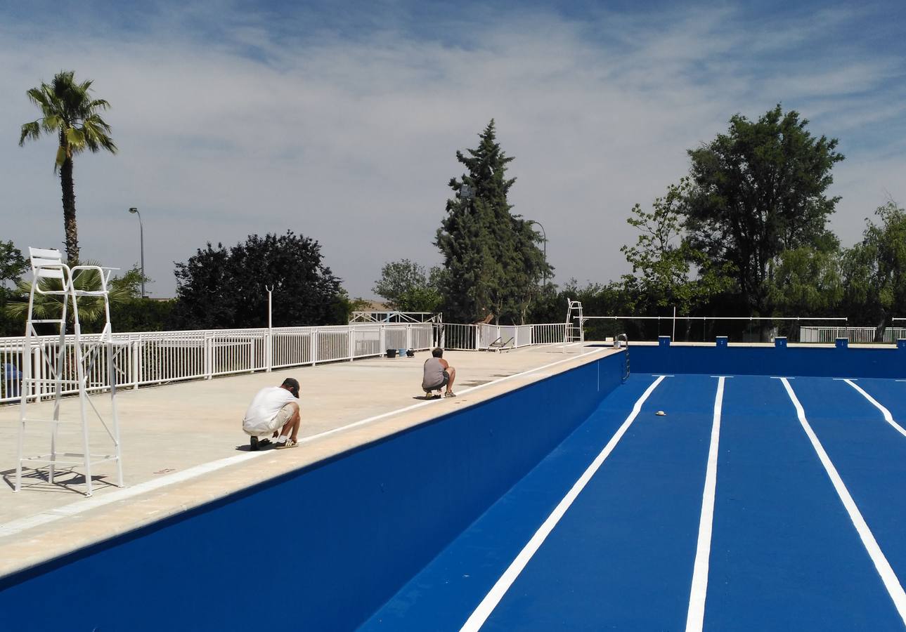 Unos trabajadores colocan la nueva canaleta perimetral