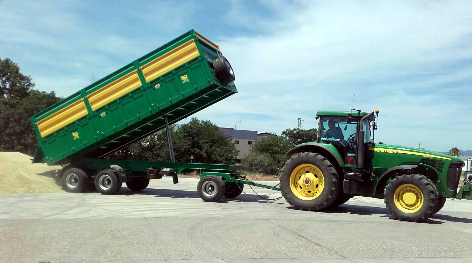 Un agricultor descarga cereales