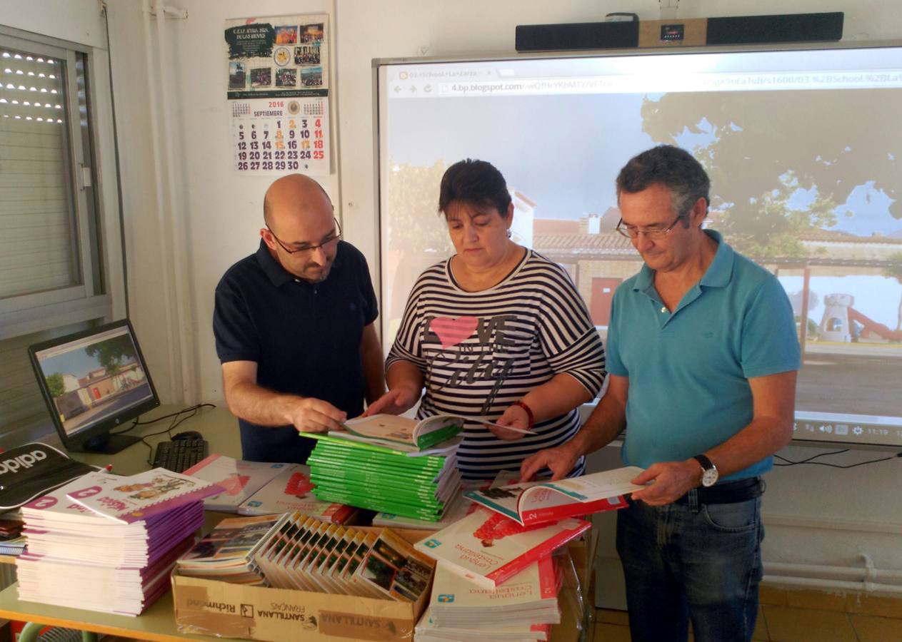 Autoridades municipales y educativas revisan los libros el año pasado