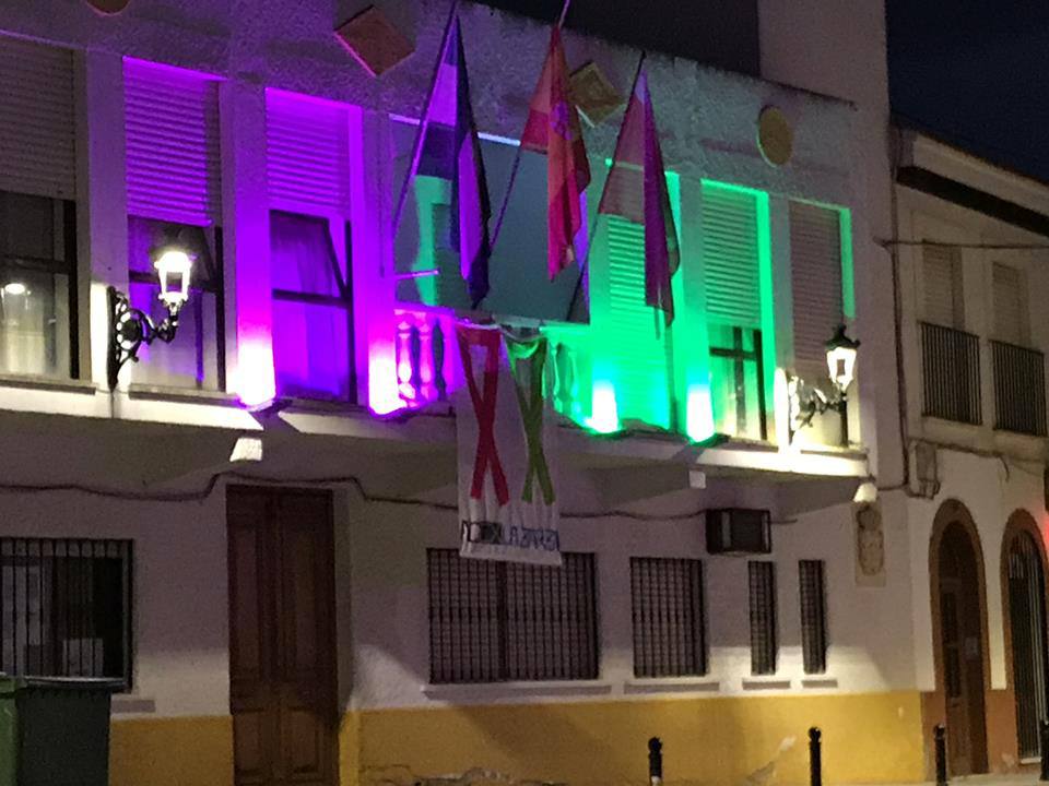 Fachada rosa y verde del Ayuntamiento