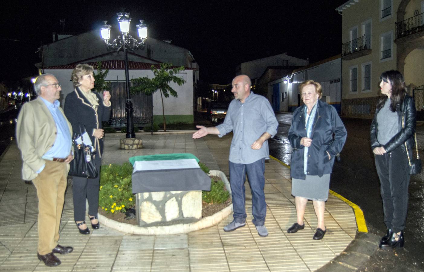 Alcalde y familiares del escritor durante la inauguración de la placa 