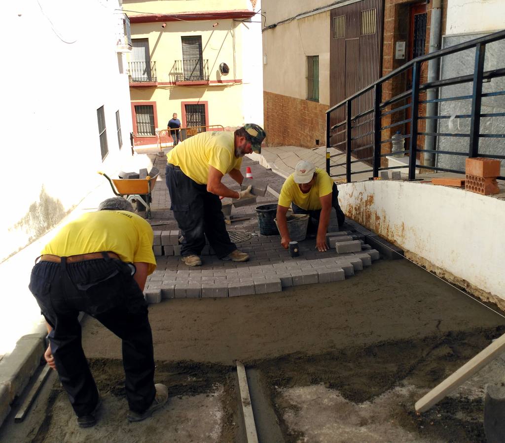 Operarios municipales colocan adoquines en la C/ Pizarro