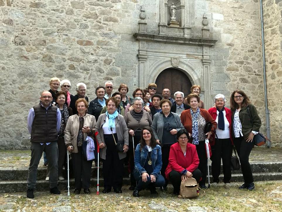 Los excursionistas, ante la puerta del convento El Palancar