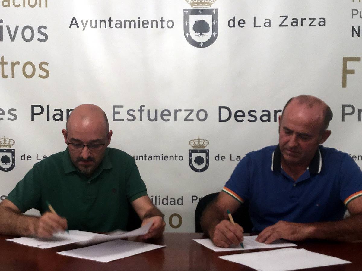 Francisco Farrona y Domingo Cerrato, durante la firma del acuerdo