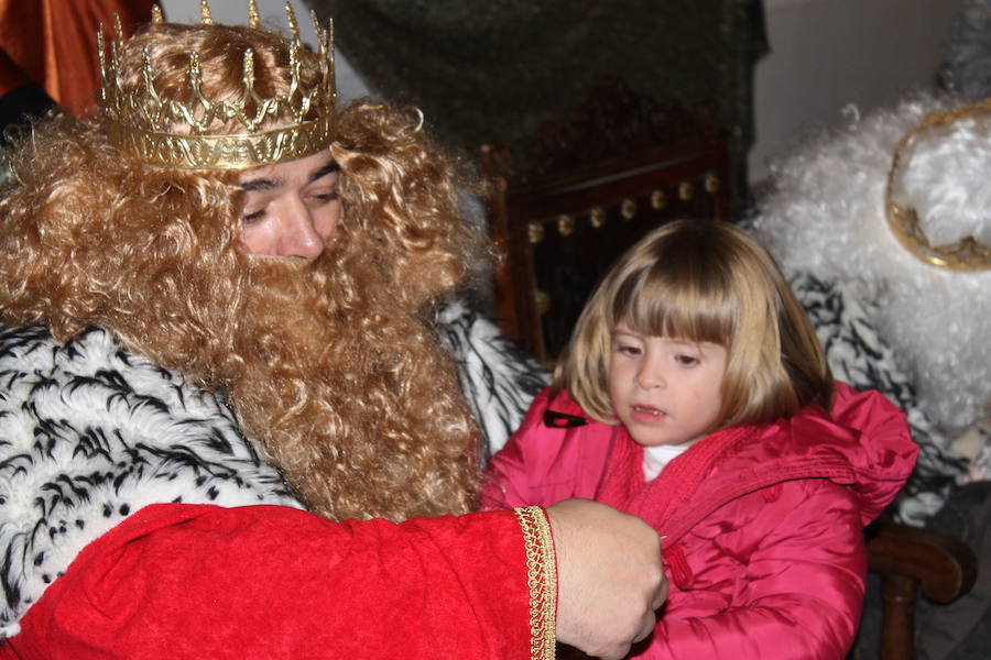 La cabalgata de Reyes dejó en Llerena un sinfín de emociones previas a la noche más mágica del año.