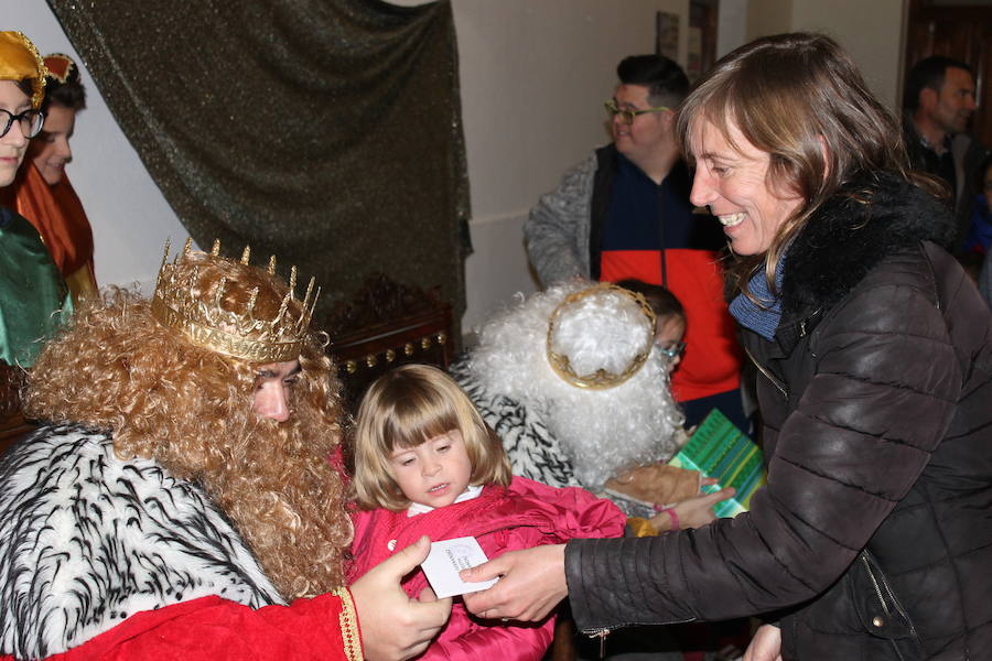 La cabalgata de Reyes dejó en Llerena un sinfín de emociones previas a la noche más mágica del año.