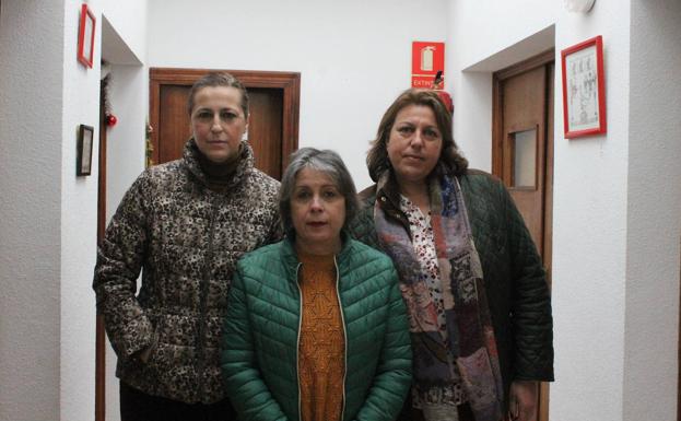 Imagen. De izq. a der.:Inmaculada Espinola, María José Lozano y María José Arenal, son madres de jovenes que tendrán que abandonar el centro si no se soluciona la situación