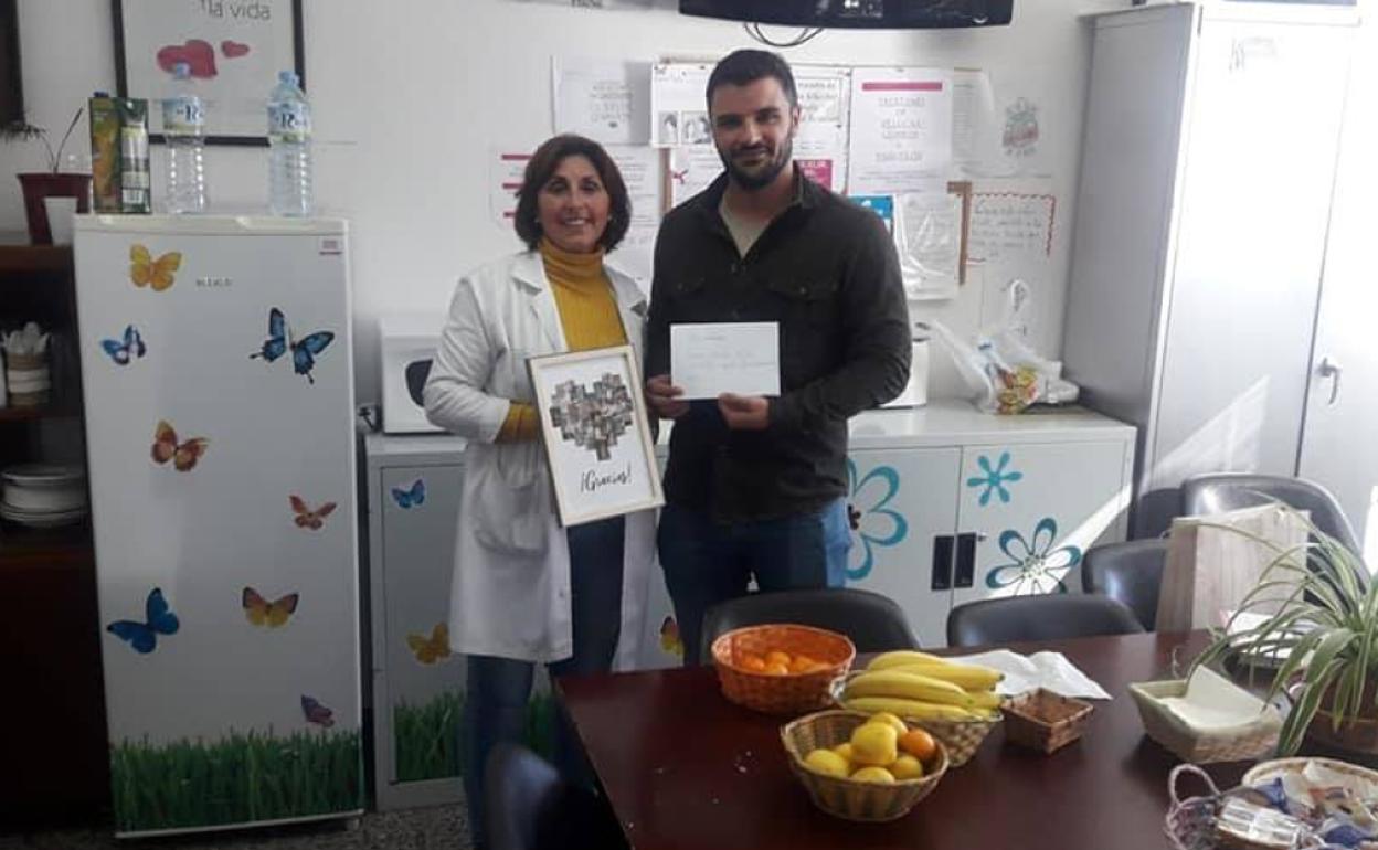 Un llerenense dona 1400 euros a la Asociación de Afectados Contra el Cáncer