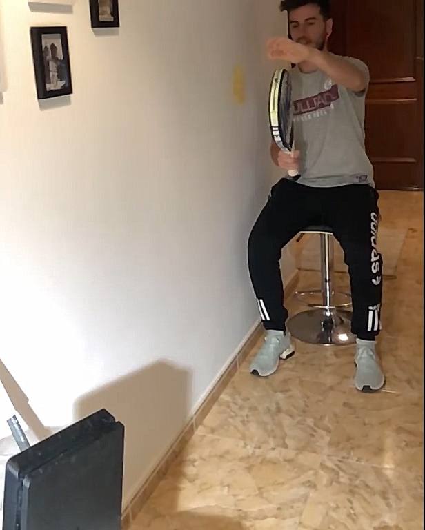 Vicente intentando inroducir un CD en la consola con su pala de pádel