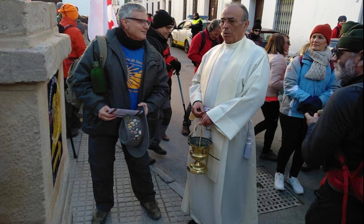 Don Víctor, con unos peregrinos de la ruta Jacobea. 