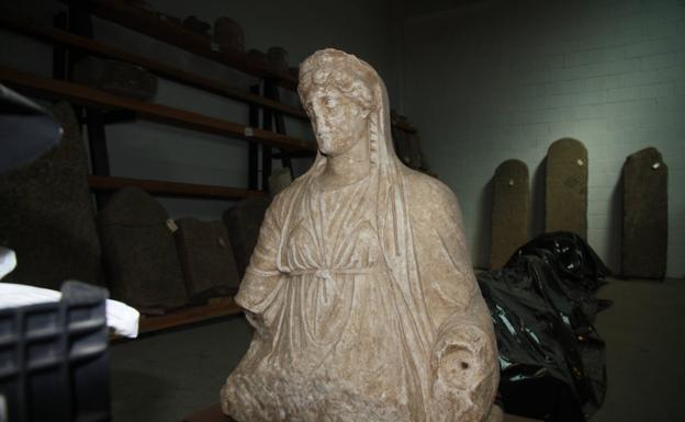 Galería. La estatua en su lugar de reposo en un almacén